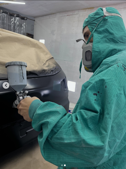 Profissional da Souza Car pintando um para-choque
